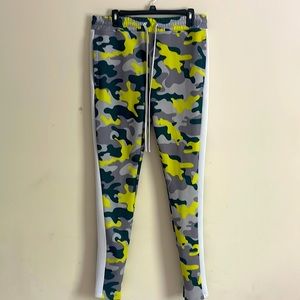 MENS RUE 21 STRETCHY PANTS